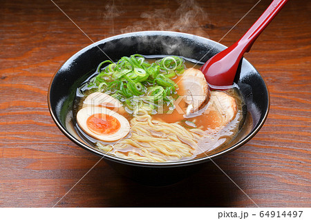 注意）湯気はレタッチ合成です。濃厚醤油スープの昔ながらの中華そば、醤油ラーメン、中華ラーメンのイメー 64914497