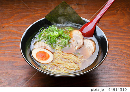 注意)湯気はレタッチ合成です。濃厚醤油スープの昔ながらの中華そば、醤油ラーメン、中華ラーメンのイメー 注意)湯気はレタッチ合成です。濃厚醤油スープの昔ながらの中華そば、醤油ラーメン、中華ラーメンのイメー 64914510