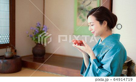 盃でお酒を飲む着物姿の女性 64914719