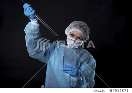 A drop of blue liquid falls into a transparent A drop of blue liquid falls into a transparent 64915371
