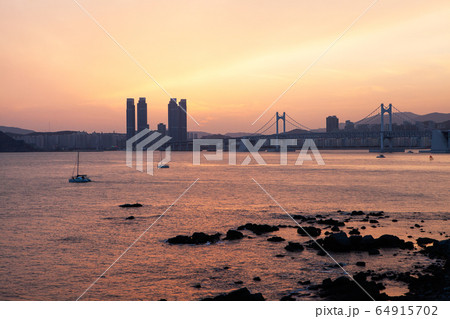 建物 夕方 夕暮れ 64915702