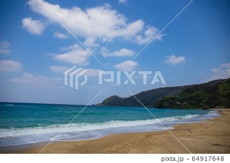 空と海と山と砂浜と波 空と海と山と砂浜と波 64917648