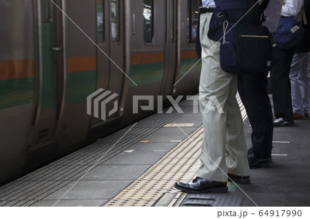 朝ラッシュのJR藤沢駅（東海道線ホーム） 64917990