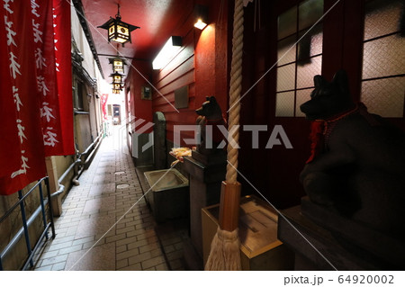 東京銀座のビルの隙間にある豊岩稲荷神社の写真素材