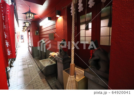 東京銀座のビルの隙間にある豊岩稲荷神社 東京銀座のビルの隙間にある豊岩稲荷神社 64920041