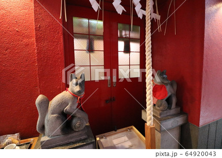 東京銀座のビルの隙間にある豊岩稲荷神社 64920043