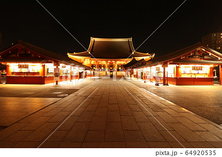 コロナウイルスで外出自粛中のライトアップされた浅草寺 64920535