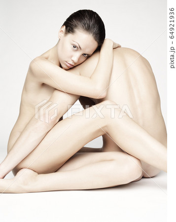 Young sensual couple 64921936