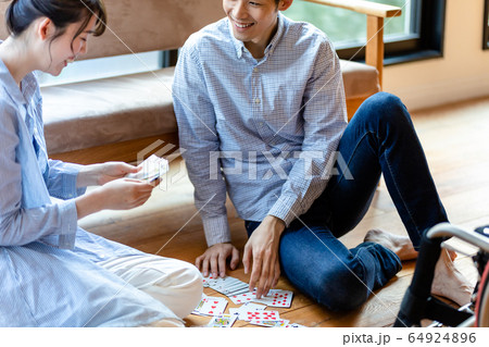 車椅子の女性と男性 若いカップル  64924896