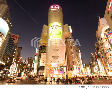 渋谷　道玄坂下交差点とSHIBUYA109 64924995