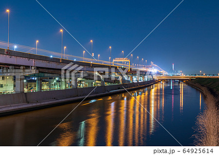 都市夜景　綾瀬川と首都高速中央環状線 64925614
