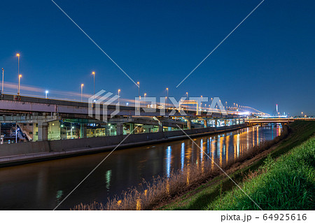 都市夜景 綾瀬川と首都高速中央環状線 都市夜景 綾瀬川と首都高速中央環状線 64925616