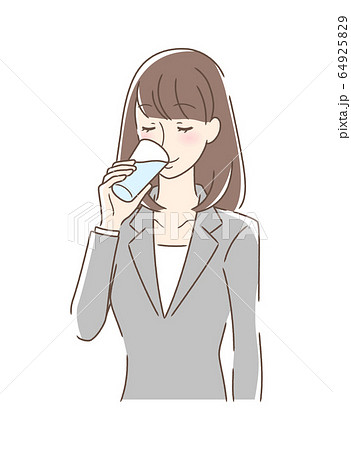 コップの水を飲む女性 コップの水を飲む女性 64925829