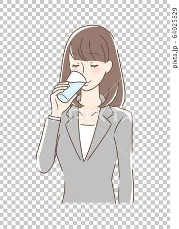 コップの水を飲む女性 コップの水を飲む女性 64925829