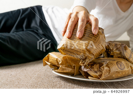 床に寝そべってハンバーガーを食う女 ぐうたら女 干物女 過食症イメージ 床に寝そべってハンバーガーを食う女 ぐうたら女 干物女 過食症イメージ 64926997