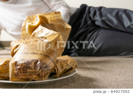 床に寝そべってハンバーガーを食う女 ぐうたら女 干物女 過食症イメージ 床に寝そべってハンバーガーを食う女 ぐうたら女 干物女 過食症イメージ 64927002