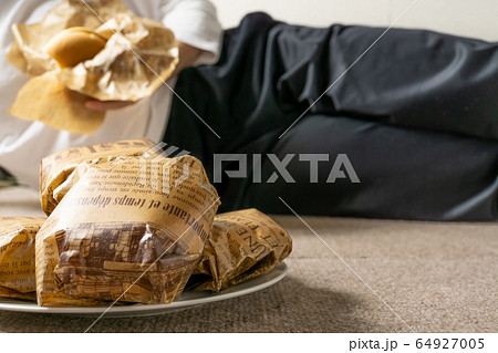 床に寝そべってハンバーガーを食う女 ぐうたら女 干物女 過食症イメージ 床に寝そべってハンバーガーを食う女 ぐうたら女 干物女 過食症イメージ 64927005