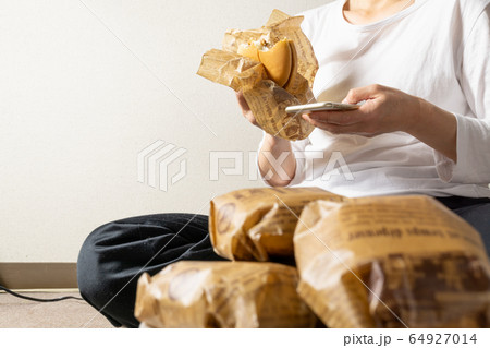 床に寝そべってハンバーガーを食う女 ぐうたら女 干物女 過食症イメージ 床に寝そべってハンバーガーを食う女 ぐうたら女 干物女 過食症イメージ 64927014