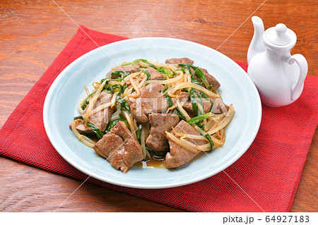 注意)湯気はレタッチ合成です。牛レバーのレバニラ炒め。中華料理。国産牛レバー、ニラ、モヤシ炒め。 注意)湯気はレタッチ合成です。牛レバーのレバニラ炒め。中華料理。国産牛レバー、ニラ、モヤシ炒め。 64927183