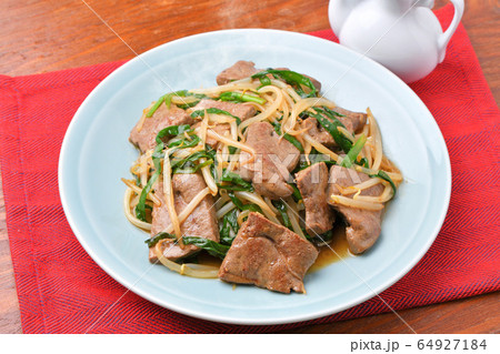 注意）湯気はレタッチ合成です。牛レバーのレバニラ炒め。中華料理。国産牛レバー、ニラ、モヤシ炒め。 64927184