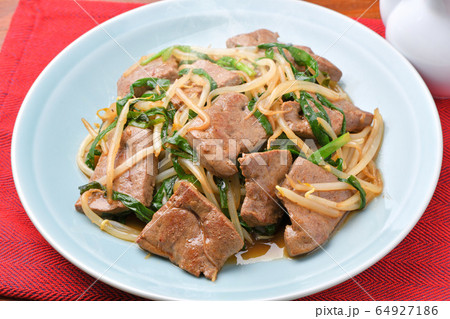 注意）湯気はレタッチ合成です。牛レバーのレバニラ炒め。中華料理。国産牛レバー、ニラ、モヤシ炒め。 64927186