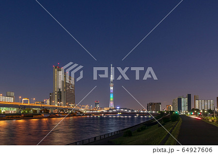 都市風景　汐入公園から望む東京スカイツリー特別ライトアップ 64927606