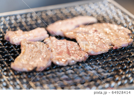 ラム肉の炭火焼き_BBQ･bbq･炭火焼･網焼･備長炭･七輪･キャンプ･食事･食べ物･炭 64928414