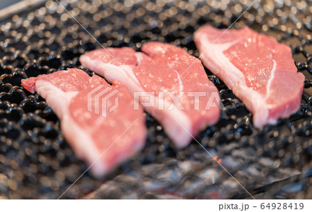 ラム肉の炭火焼き_BBQ・bbq・炭火焼・網焼・備長炭・七輪・キャンプ・食事・食べ物・炭 ラム肉の炭火焼き_BBQ・bbq・炭火焼・網焼・備長炭・七輪・キャンプ・食事・食べ物・炭 64928419