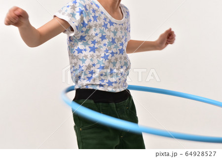 落ちそうなフラフープ 64928527