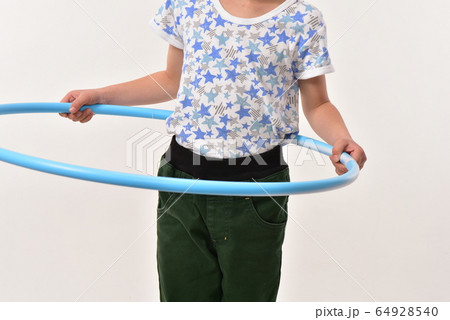 構える前のフラフープ 64928540