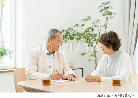 シニアカップル 手紙 老後 夫婦 セカンドライフイメージ シニアカップル 手紙 老後 夫婦 セカンドライフイメージ 64928777