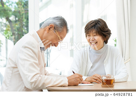 シニアカップル 手紙 老後 夫婦 セカンドライフイメージの写真素材
