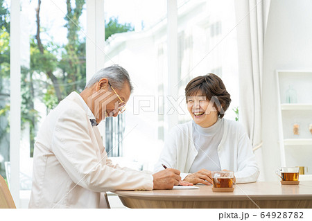 シニアカップル 手紙 老後 夫婦 セカンドライフイメージ シニアカップル 手紙 老後 夫婦 セカンドライフイメージ 64928782