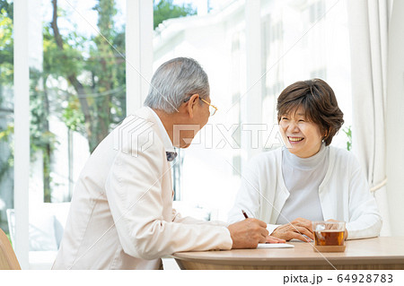 シニアカップル 手紙 老後 夫婦 セカンドライフイメージ 64928783