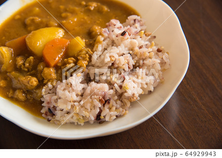 カレーと雑穀米 64929943