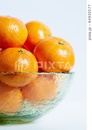 Mandarins in bowl 64930577