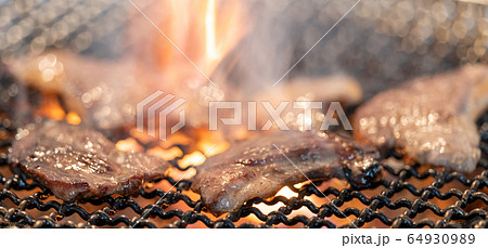 ラム肉の炭火焼き_BBQ･bbq･炭火焼･網焼･備長炭･七輪･キャンプ･食事･食べ物･炭 64930989