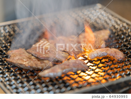 ラム肉の炭火焼き q q 炭火焼 網焼 備長炭 七輪 キャンプ 食事 食べ物 炭の写真素材