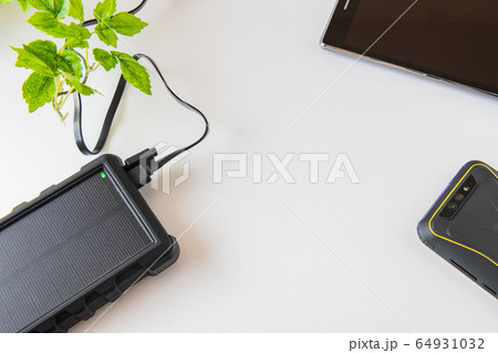モバイルバッテリー白背景 モバイルバッテリー白背景 64931032