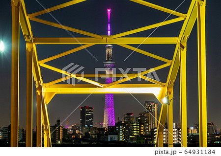 夜景　東四つ木非難橋から東京スカイツリーを望む 64931184