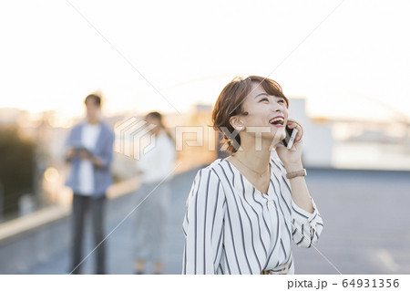若者 女性 スマホ 64931356