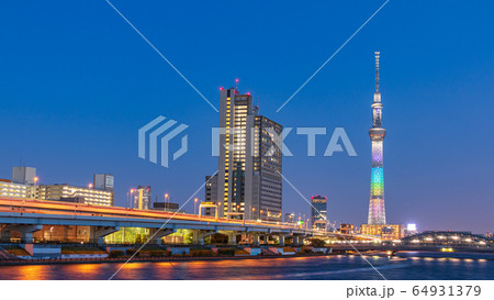 都市風景　汐入公園から望む東京スカイツリー特別ライトアップ 64931379