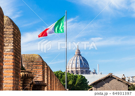 ローマ　トリコローレとサン・ピエトロ大聖堂のクーポラ 64931397
