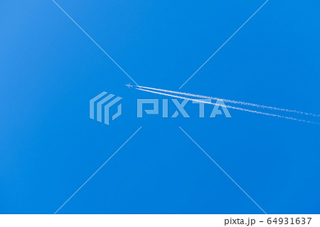 【写真素材】飛行機雲　青空　空　春の空　背景　背景素材　3月　コピースペース 64931637