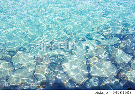 キラキラ輝くきれいな海 光の模様の写真素材