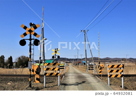 田舎の踏切の風景 64932081