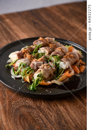蒸し豚野菜巻き 生姜黒酢ソースかけ 蒸し豚野菜巻き 生姜黒酢ソースかけ 64932275