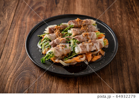 蒸し豚野菜巻き 生姜黒酢ソースかけ 蒸し豚野菜巻き 生姜黒酢ソースかけ 64932279