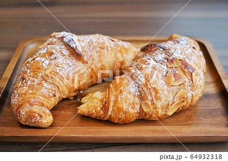 Croissant（クロワッサン・アマンド、クロワッサン・ダマンド、クロワッサン・オ・ザマンド） 64932318