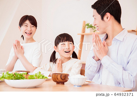 食卓　食事　家族　親子　夕飯　団らん　子供 64932371